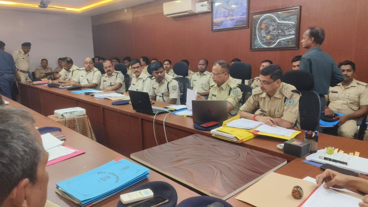 देवघर पुलिस की कार्रवाई के दौरान गिरफ्तार की गई महिला पर आरोप है कि वह खुद को कभी Flipkart और Amazon का कस्टमर केयर प्रतिनिधि बताकर लोगों को झांसे में लेती थी, तो कभी Airtel Payment Bank अधिकारी बनकर उपभोक्ताओं की निजी बैंकिंग जानकारी हासिल करती थी। इतना ही नहीं, Google पर फर्जी PhonePe कस्टमर केयर नंबर अपलोड कर भोले-भाले लोगों को कॉल करवाना और फिर उन्हें ऑनलाइन ट्रैप में फंसाकर पैसे उड़ाना भी उसके नेटवर्क का हिस्सा बताया जा रहा है। जांच एजेंसियों के अनुसार, ठगी का तरीका बेहद शातिराना था। उपभोक्ताओं को “कैशबैक”, “KYC अपडेट”, “कार्ड बंद होने”, “अकाउंट ब्लॉक” या “रिवॉर्ड प्वाइंट” जैसे बहानों से डराया और लालच दिया जाता था। इसके बाद उन्हें PhonePe Gift Card बनाने या Airtel Thanks App के जरिए कुछ प्रक्रिया पूरी करने को कहा जाता था। जैसे ही उपभोक्ता निर्देशों का पालन करता, उसके खाते से रकम साफ कर दी जाती थी। (Img: Dyanmite News) 