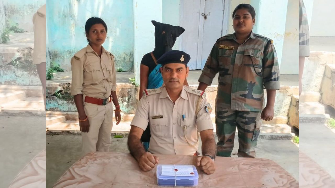 Deoghar: धार्मिक नगरी के रूप में देशभर में पहचान रखने वाला देवघर अब धीरे-धीरे साइबर अपराध के नए नक्शे पर भी अपनी मौजूदगी दर्ज कराता दिखाई दे रहा है। सीमावर्ती जिला जामताड़ा पहले से ही देशभर में साइबर ठगी के लिए बदनाम रहा है, लेकिन अब देवघर में भी ऐसे नेटवर्कों की सक्रियता लगातार चिंता बढ़ा रही है। ताज़ा मामले में एक महिला साइबर अपराधी की गिरफ्तारी ने यह साफ संकेत दे दिया है कि साइबर ठगी का जाल अब केवल पुरुष गिरोहों तक सीमित नहीं रहा, बल्कि महिलाएं भी इस संगठित अपराध का हिस्सा बनती जा रही हैं। (Img: Dyanmite News)