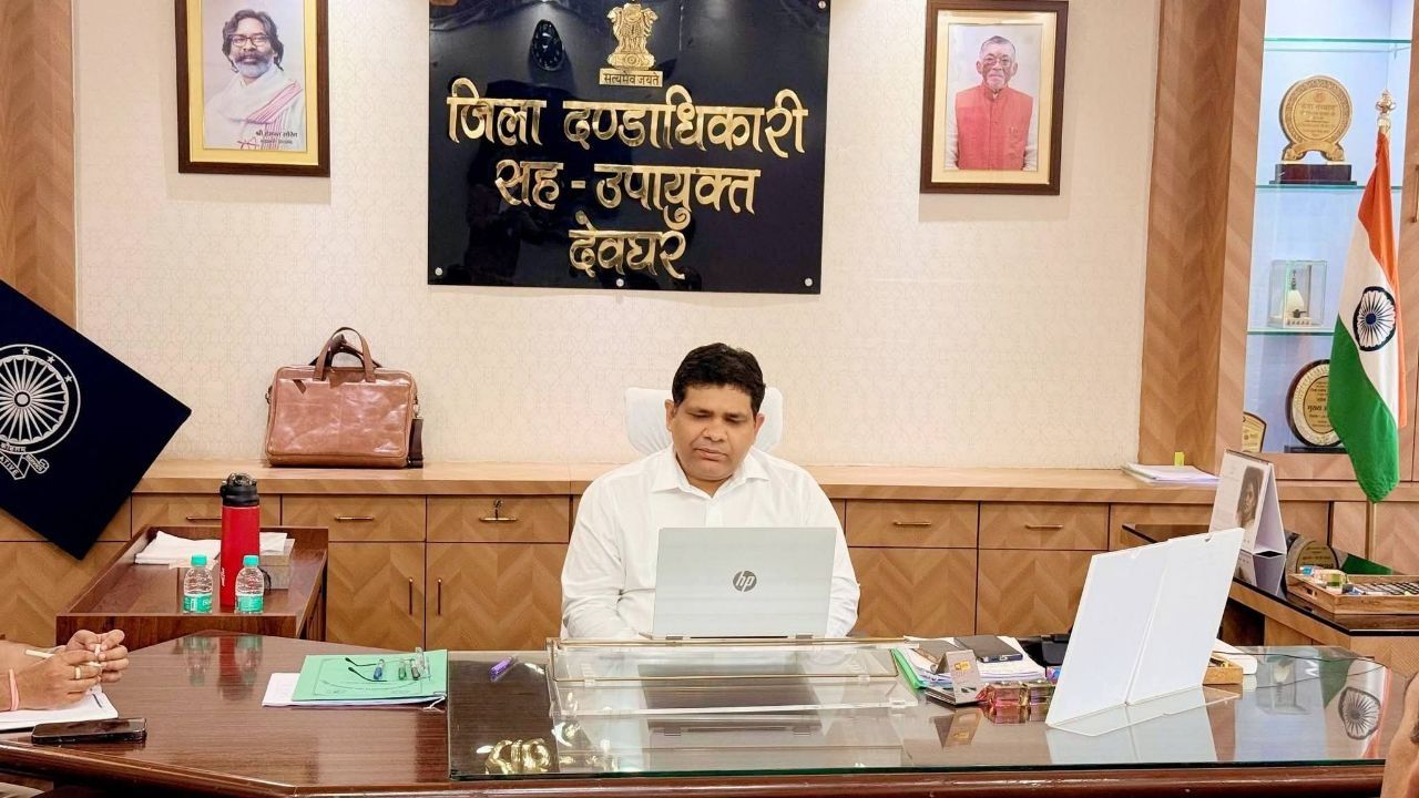 बाबा नगरी में अचानक बदला प्रशासनिक चेहरा, आखिर क्यों हटाए गए देवघर के डीसी?
