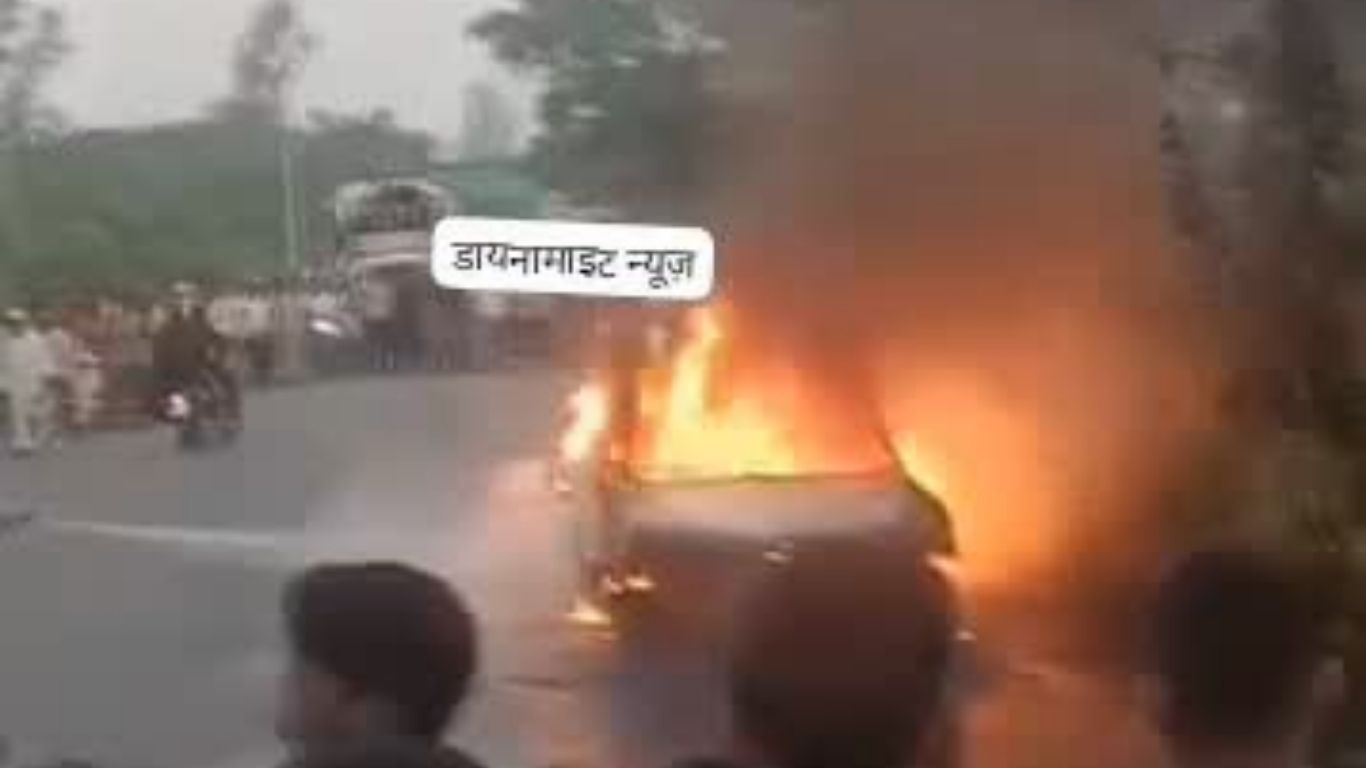 Deoria news: चलती कार बनी आग का गोला, बीच सड़क पर मची अफरा-तफरी; बाल-बाल बचे सवार
