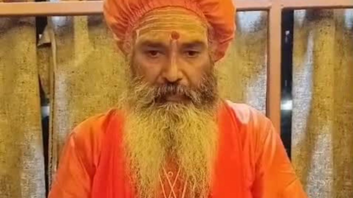 Deoria News: अवैध मस्जिद निर्माण पर प्रशासन का कड़ा एक्शन, संत समाज के विरोध के बाद SDM ने रुकवाया काम