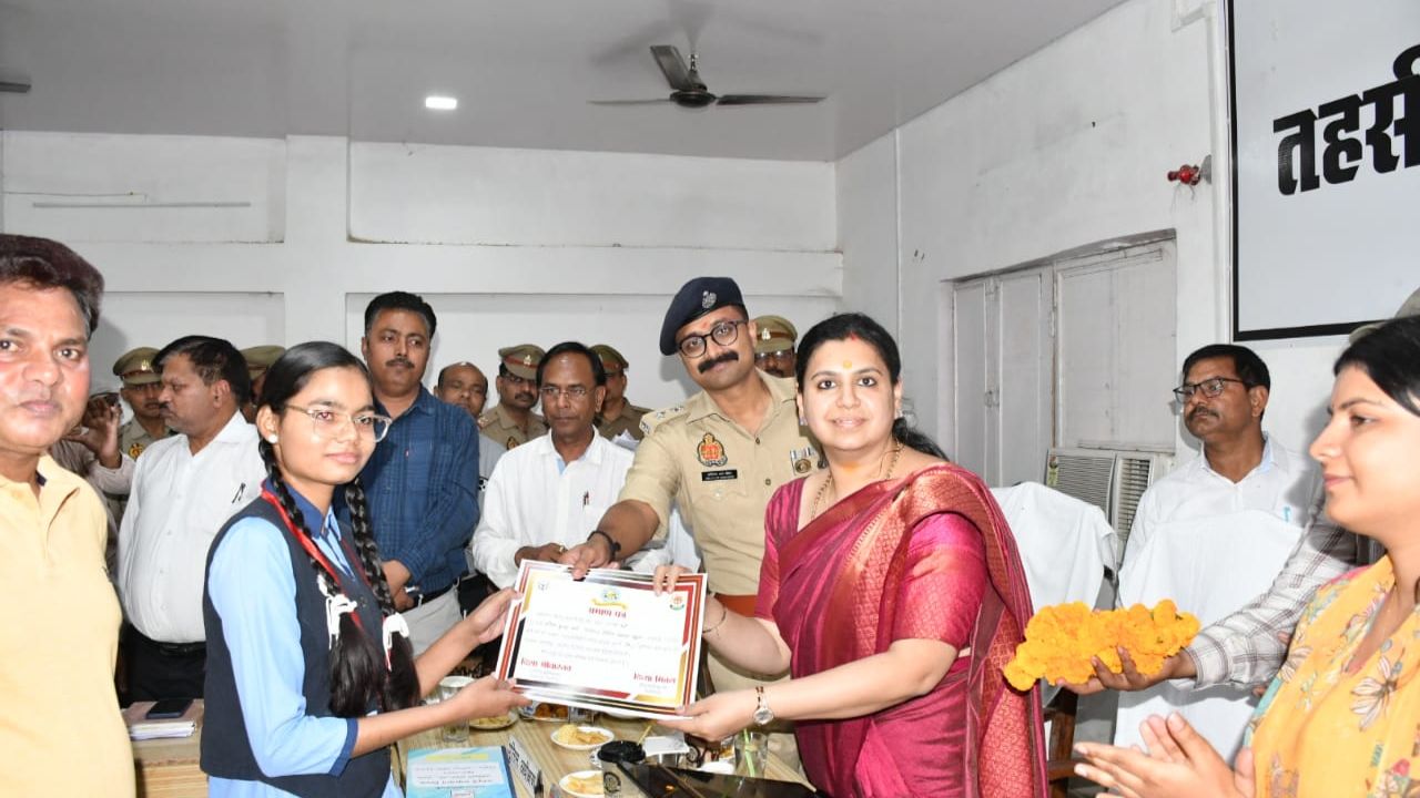 देवरिया में DM दिव्या मित्तल ने सुनीं जनसमस्याएं… सम्पूर्ण समाधान दिवस में अधिकारियों को दिए सख्त निर्देश