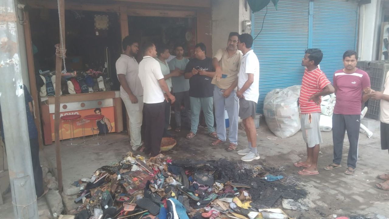 देवरिया में भीषण आग: होजरी और जूते की दुकान जलकर राख, जान बचाने को 30 फीट से कूदे पिता-पुत्र