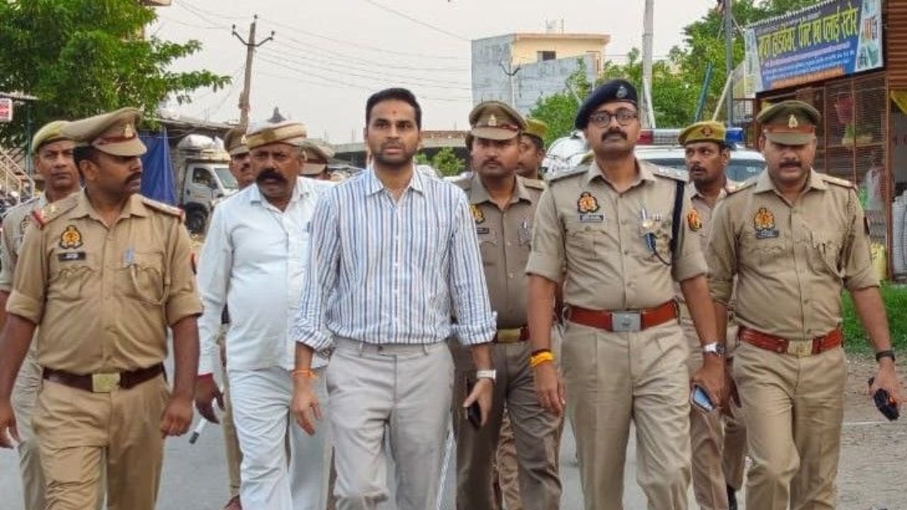 बकरीद से पहले देवरिया में हाई अलर्ट… सड़कों पर उतरी पुलिस, फ्लैग मार्च से दिया सुरक्षा का संदेश