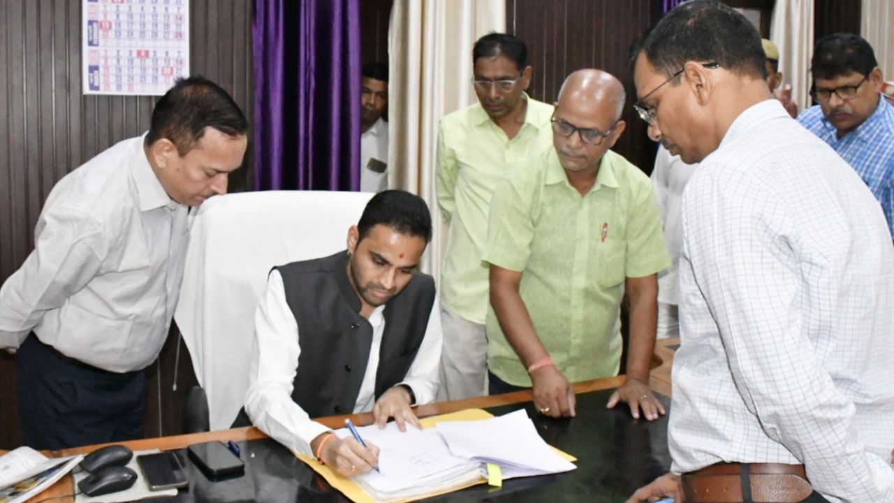 देवरिया के नवागत DM मधुसूदन हुल्गी का योजनाओं के क्रियान्वयन पर जोर