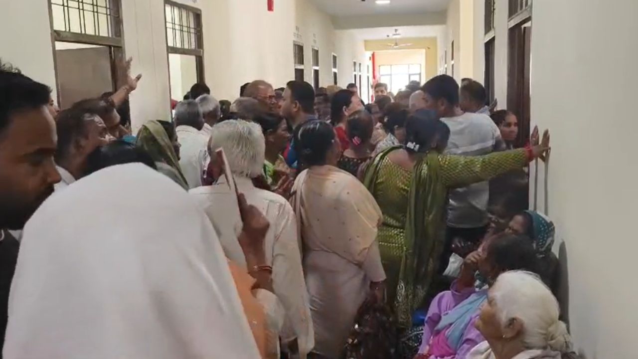 डोईवाला तहसील में चरमराई प्रशासनिक व्यवस्था, बुजुर्ग पेंशनधारियों की बनी मुसीबत