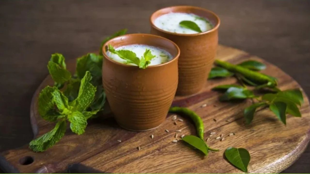 दही की तुलना में छाछ बहुत हल्की होती है, जिसे पचाना हमारे पेट के लिए बेहद आसान होता है। इसे गर्मियों का सबसे बेहतरीन हाइड्रेटिंग एजेंट माना जाता है। छाछ में मौजूद काला नमक और जीरा गैस व ब्लोटिंग की समस्या को जड़ से खत्म करते हैं। (Img- Internet)
