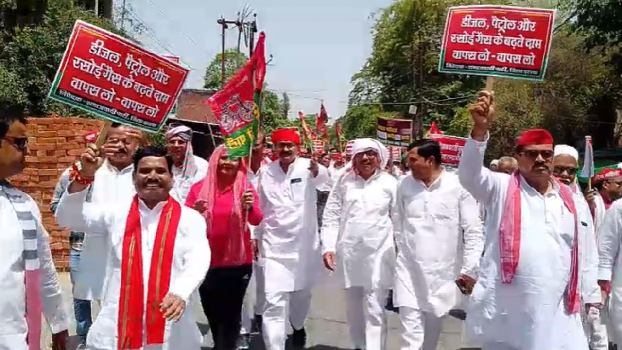 Etawah News: बिजली कटौती और महंगाई पर सपा का प्रदर्शन, राज्यपाल के नाम सौंपा ज्ञापन