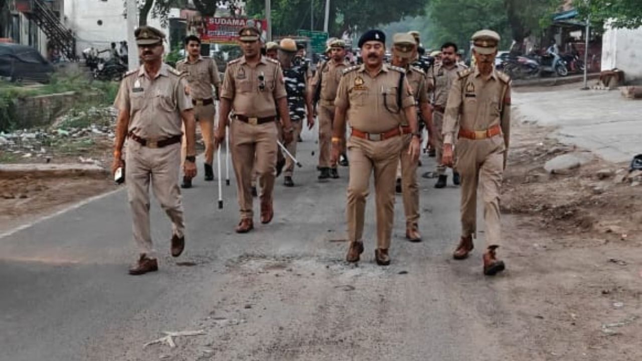 फ्लैग मार्च से गूंजा सैफई: बकरीद पर शांति के लिए पुलिस अलर्ट, संवेदनशील इलाकों पर नजर