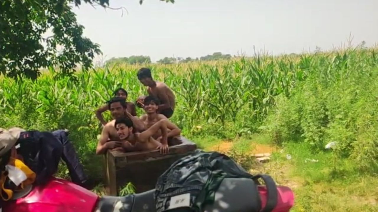 UP Heatwave: फर्रुखाबाद में लू का प्रकोप, चिलचिलाती धूप और तपिश के बीच ट्यूबवेल बना सहारा