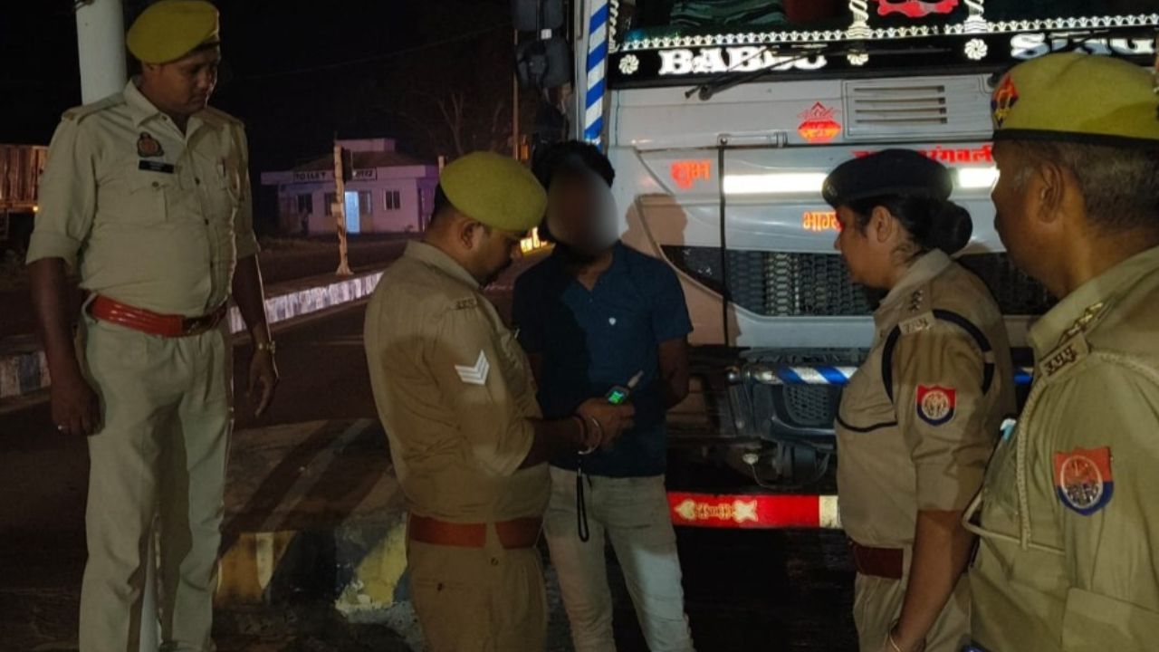 फतेहपुर पुलिस ने आम जनता से अपील की है कि वे यातायात नियमों का पालन करें और किसी भी स्थिति में नशे की हालत में वाहन न चलाएं, ताकि सड़क हादसों को रोका जा सके और सुरक्षित यातायात व्यवस्था सुनिश्चित की जा सके। (Img: Dynamite News)
