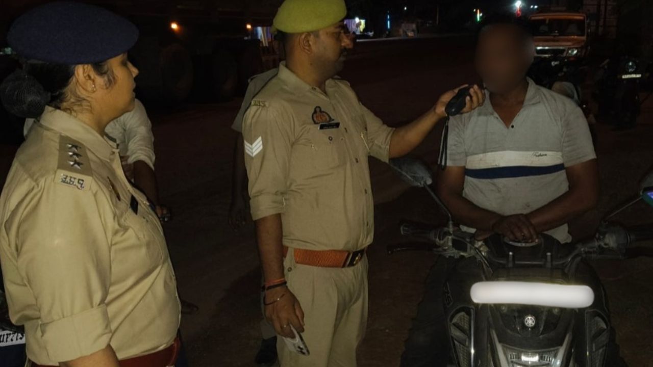 पुलिस अधिकारियों ने स्पष्ट किया कि इस अभियान का मुख्य उद्देश्य सड़क दुर्घटनाओं पर नियंत्रण लगाना और लोगों को यातायात नियमों के प्रति जागरूक करना है। ‘ड्रंक एंड ड्राइव’ जैसे मामलों पर आगे भी सख्त कार्रवाई जारी रहेगी।  (Img: Dynamite News)