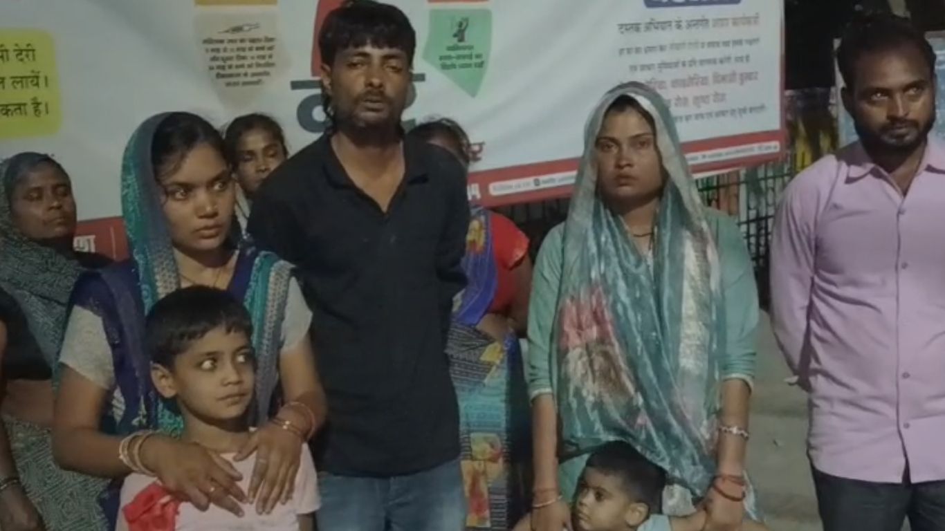 Fatehpur: फतेहपुर जिले के हथगांव थाना क्षेत्र के गौसपुर गांव में बच्चे की मौत के बाद सड़क जाम करने वाले 16 लोगों के खिलाफ मुकदमा दर्ज होने के बाद मामला गरमा गया है।