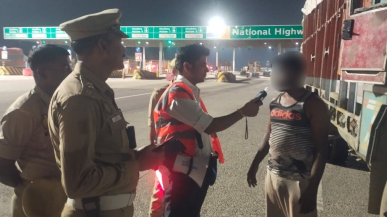 यह विशेष चेकिंग अभियान 10 और 11 मई 2026 की रात पुलिस अधीक्षक अभिमन्यु मांगलिक के निर्देश और क्षेत्राधिकारी यातायात प्रगति यादव के पर्यवेक्षण में चलाया गया। अभियान के तहत फतेहपुर के तीन प्रमुख टोल प्लाजा पर पुलिस तैनात रही।  (Img: Dynamite News) 