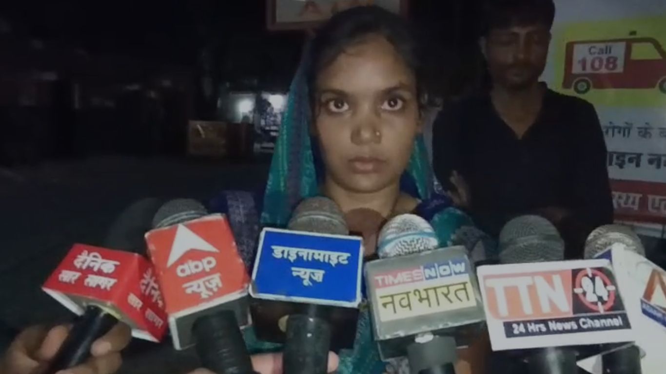 मृतक बच्चे के परिजन जिलाधिकारी (DM) की चौखट पर पहुंचकर न्याय की गुहार लगाने लगे।