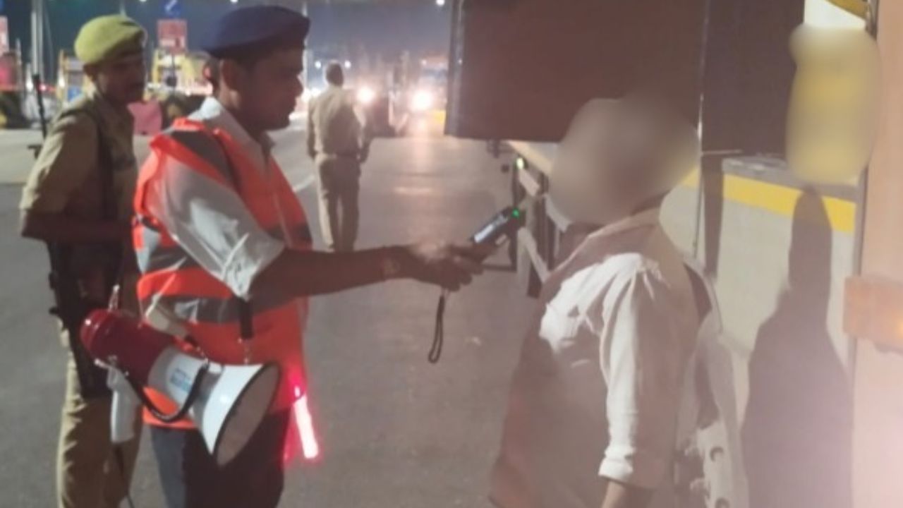 पुलिस ने यातायात नियमों का उल्लंघन करने वाले 68 अन्य ई-चालान किए, जिन पर 1,95,000 रुपये का जुर्माना लगाया गया। साथ ही, कार्रवाई के दौरान 2 डंपर वाहनों को सीज भी किया गया।  (Img: Dynamite News) 