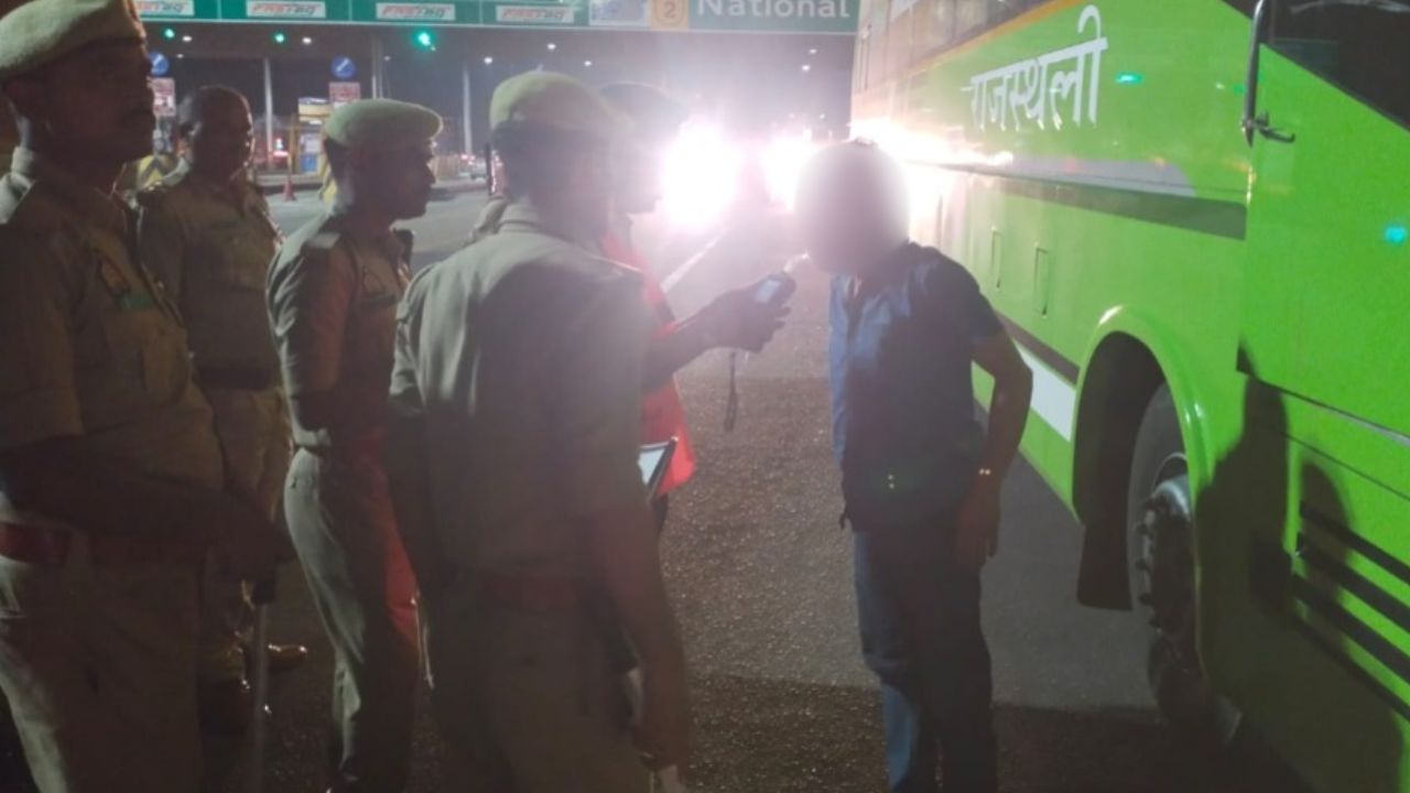 अभियान के दौरान पुलिस ने ‘ड्रंक एंड ड्राइव’ के मामलों में कुल 26 ई-चालान किए, जिनसे 2,26,000 रुपये का जुर्माना वसूला गया। इसके अलावा यातायात नियमों का उल्लंघन करने वाले अन्य मामलों में भी कार्रवाई की गई।  (Img: Dynamite News) 