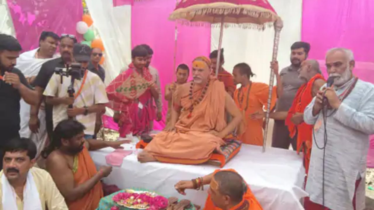 ‘गौमाता का मांस बेचने वाले देश और प्रदेश में कर रहे राज’, फतेहपुर में गरजे स्वामी अविमुक्तेश्वरानंद सरस्वती