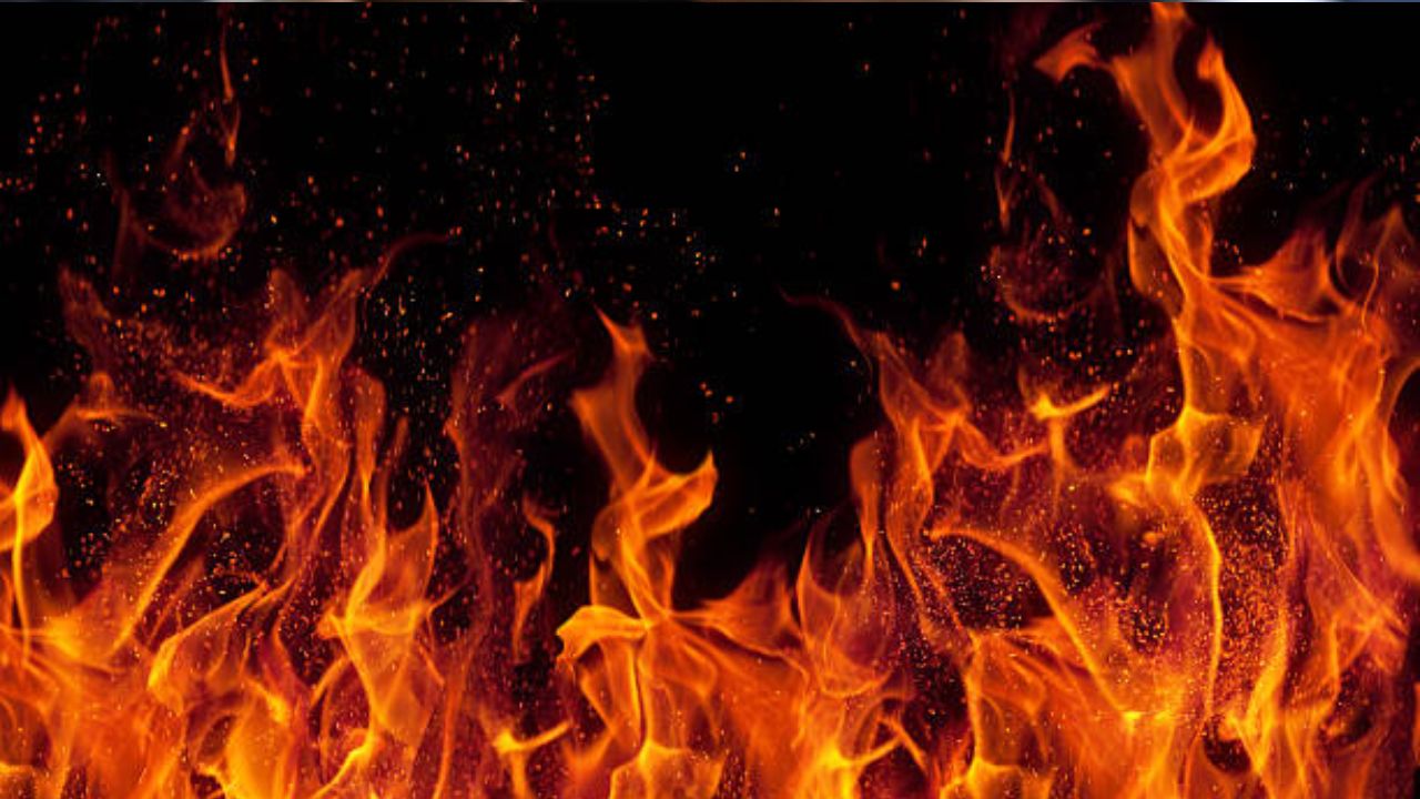 Sonbhadra Fire: कबाड़ की दुकान में भीषण आग, ऊंची लपटें और घना काला धुआं दूर-दूर तक दिखा