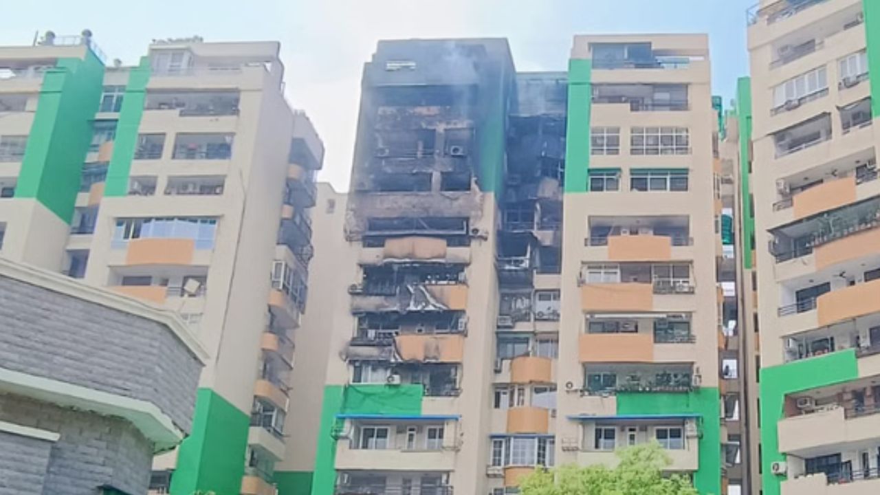 Ghaziabad : क्या आग के बाद रहने लायक गौड़ ग्रीन एवेन्यू? टावर में मिली दरार, दीवारों पर लगे स्टील की एंगल तक पिघले