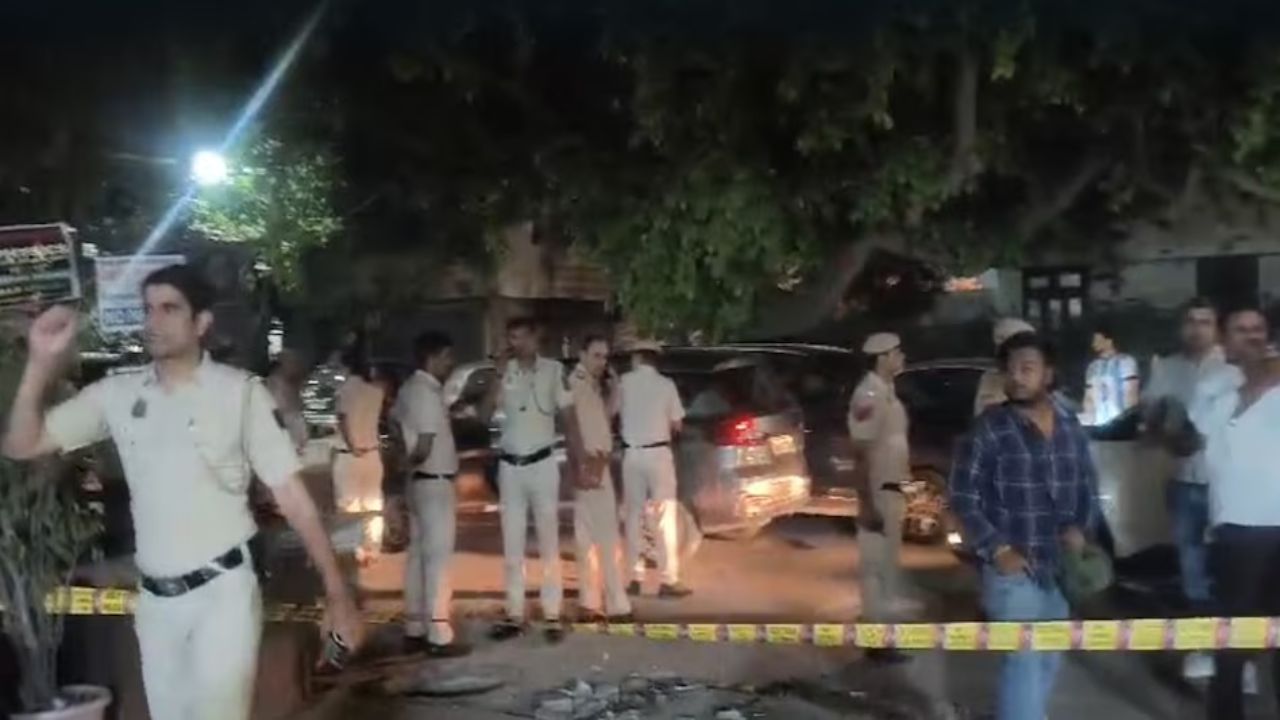 Firing in Delhi: दिल्ली के अमर कॉलोनी में कपल पर फायरिंग, मची अफरातफरी