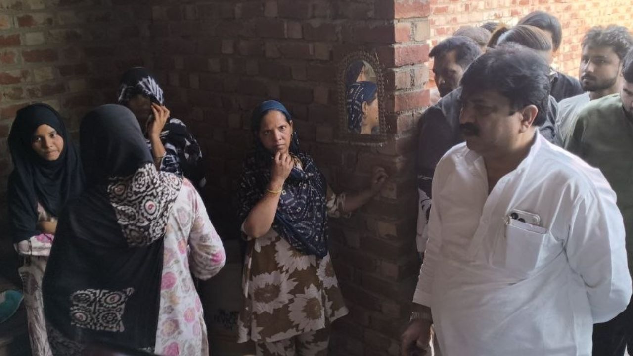 बदायूं में डकैती कांड के बाद सियासत गरम, पूर्व मंत्री आबिद रजा पहुंचे पीड़ित परिवार के पास, बोली बड़ी बात