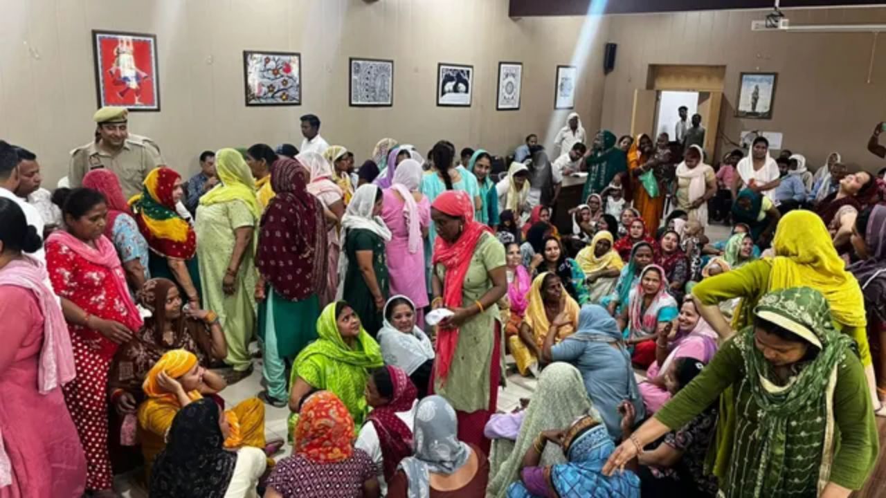 Ghaziabad में Smart Meter के विरोध में महिलाओं का धरना, अधिकारियों से तीखी नोकझोंक