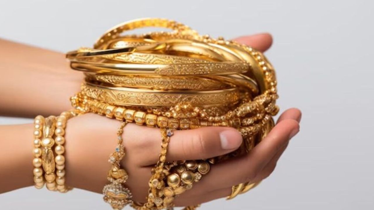 Gold Price Today: देश में सोने की कीमत में फिर से तेजी दिखी है। सभी प्रमुख शहरों में भाव बढ़ा है। 7 मई की सुबह राजधानी दिल्ली में 24 कैरेट गोल्ड की कीमत बढ़कर 152290 रुपये प्रति 10 ग्राम हो गई। 