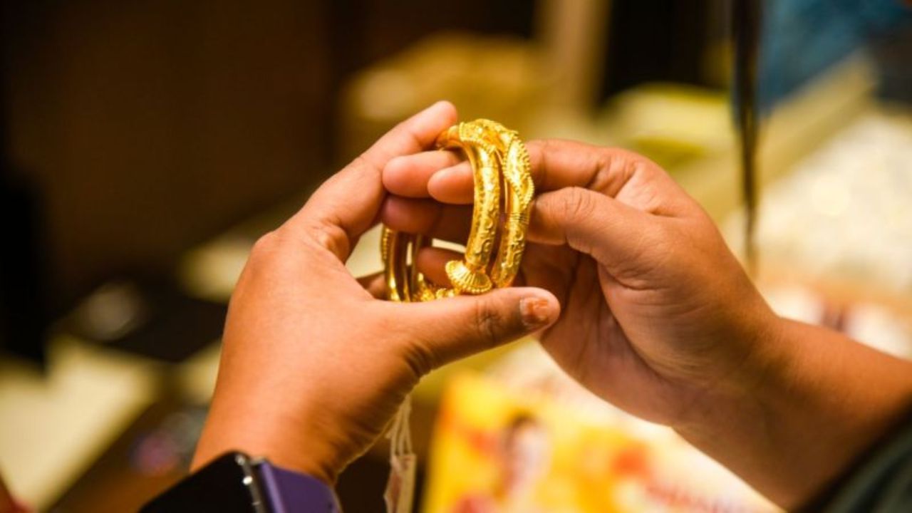  समुद्री मार्ग होर्मुज स्ट्रेट के रास्ते व्यापार के सुचारू होने की संभावनाएं बढ़ी हैं और महंगाई की चिंता में कमी आई है। इसका असर सोने चांदी की कीमतों पर भी पड़ेगा।