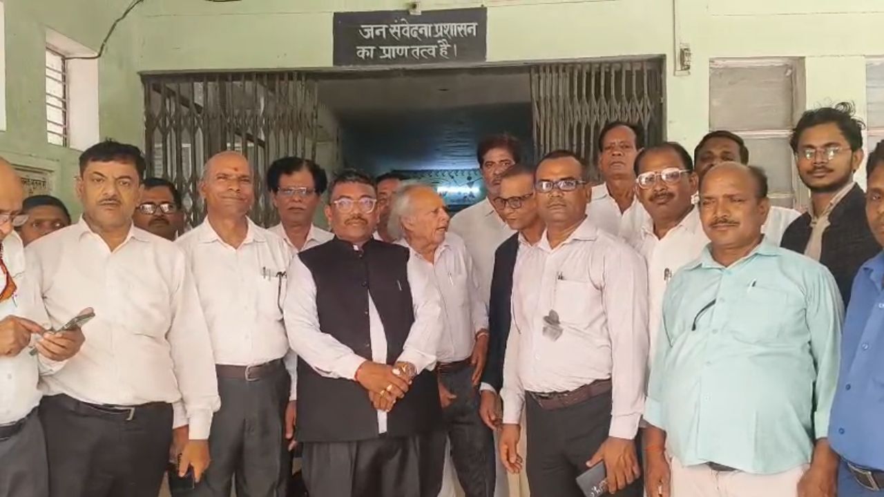 लखनऊ में अधिवक्ताओं पर लाठीचार्ज के विरोध में गोरखपुर में उबाल, जानें पूरी खबर