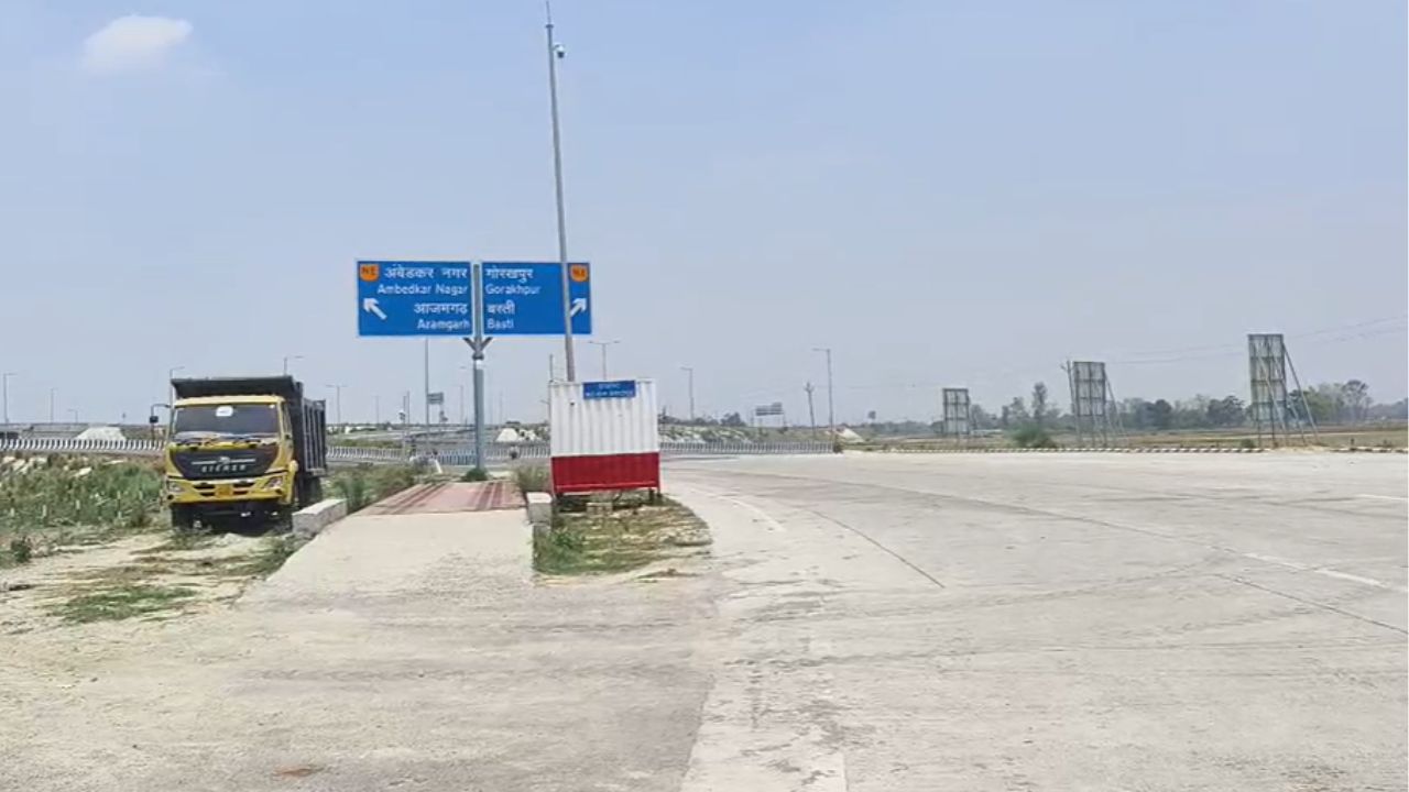 गोरखपुर में कर्मचारिओं का विरोध प्रदर्शन