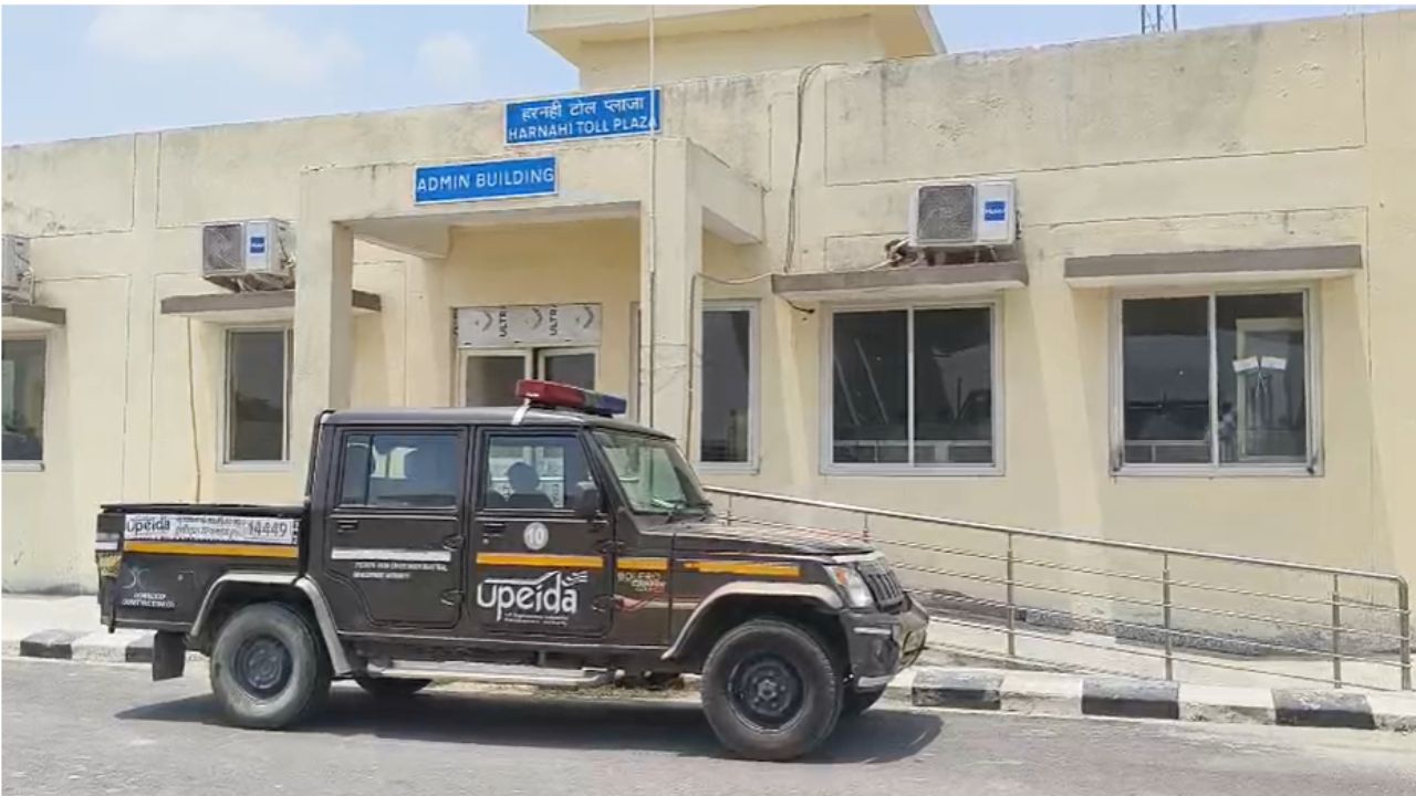 भोजन व्यवस्था को लेकर भी कर्मचारियों में नाराजगी दिखाई दी। उनका कहना है कि लंबी ड्यूटी के दौरान उचित भोजन की व्यवस्था नहीं होने से उन्हें घंटों भूखे रहकर काम करना पड़ता है, जिसका असर स्वास्थ्य पर पड़ रहा है। कर्मचारियों ने साफ कहा कि यदि उनकी मांगों पर जल्द सकारात्मक कार्रवाई नहीं हुई तो वे बड़े आंदोलन के लिए बाध्य होंगे। कर्मचारियों के विरोध प्रदर्शन के बाद टोल प्रबंधन की कार्यप्रणाली पर सवाल उठने लगे हैं।  (Img: Dynamite News)