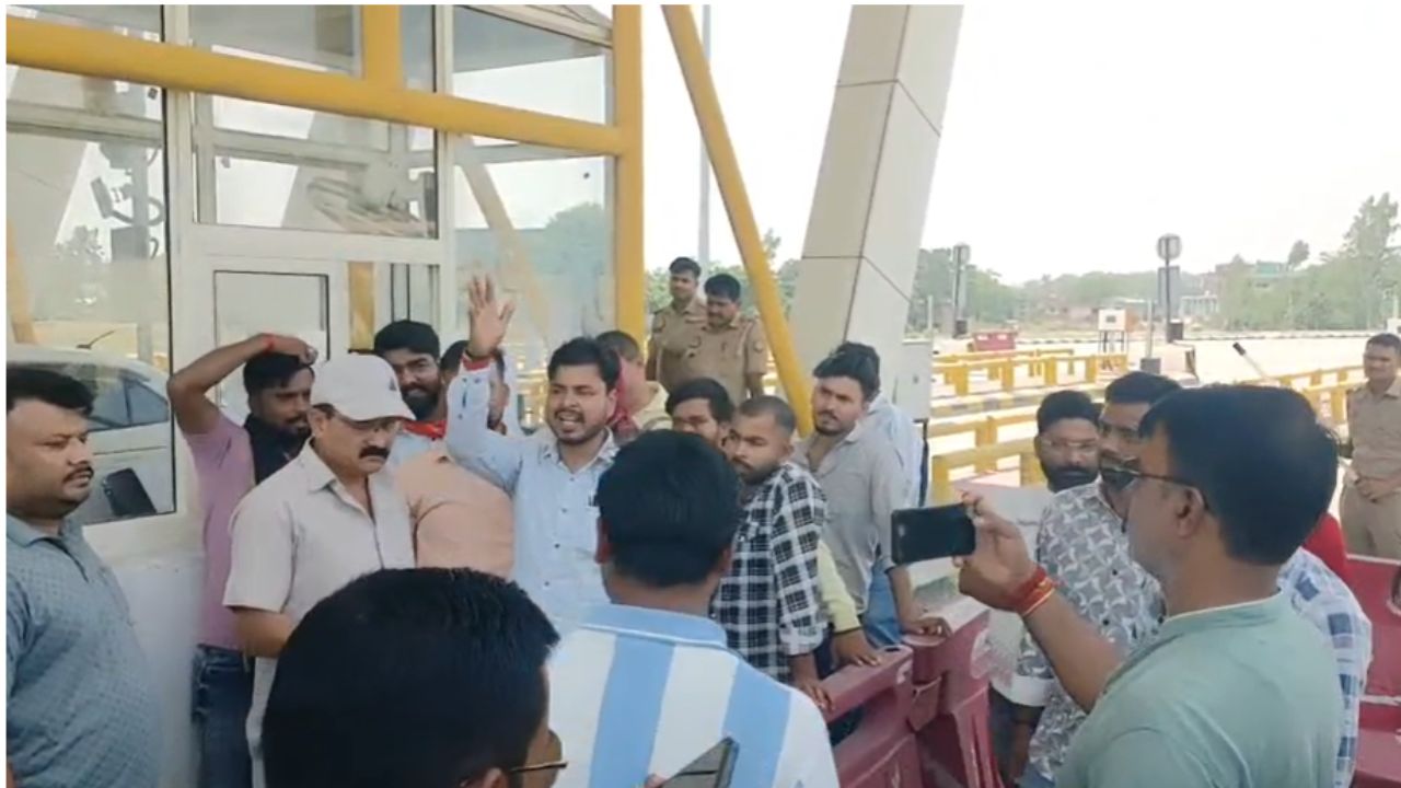Gorakhpur: लिंक एक्सप्रेसवे स्थित भगवानपुर टोल प्लाजा पर कार्यरत कर्मचारियों का आक्रोश सोमवार को खुलकर सामने आ गया। वेतन वृद्धि, समय पर वेतन भुगतान, भोजन व्यवस्था और स्थानीय कर्मचारियों के साथ कथित भेदभाव को लेकर टोल कर्मियों ने प्रदर्शन करते हुए प्रबंधन के खिलाफ आवाज बुलंद की। कर्मचारियों ने टोल मैनेजर और प्रोजेक्ट डायरेक्टर को संबोधित ज्ञापन सौंपकर जल्द समाधान की मांग की है। (Img: Dynamite News)