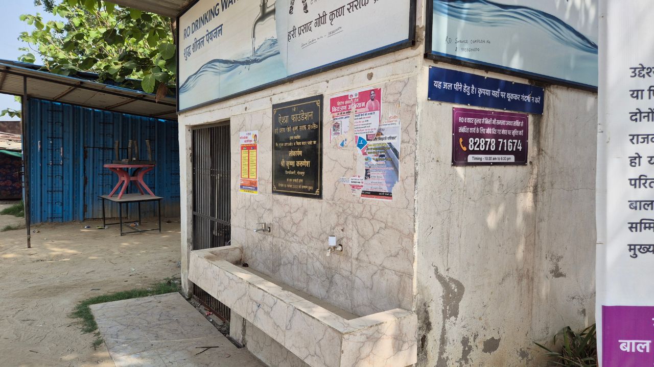DN Exclusive: जहां मिलनी थी राहत, वहीं प्यासे लौट रहे लोग! गोरखपुर डीएम कार्यालय की बदहाल व्यवस्था