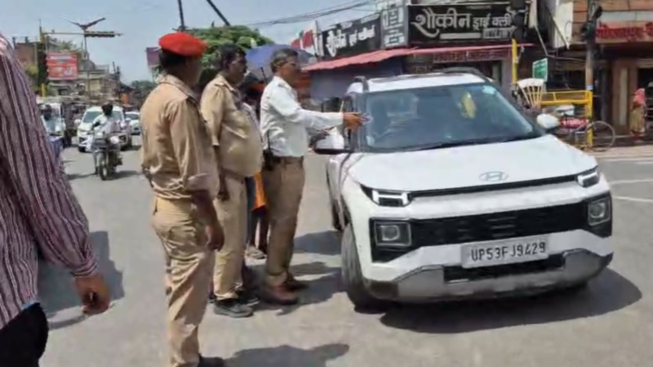 चौराहा पार कर रहा था परिवार, तभी अचानक आई कार… गोरखपुर में सड़क हादसे से अफरा-तफरी