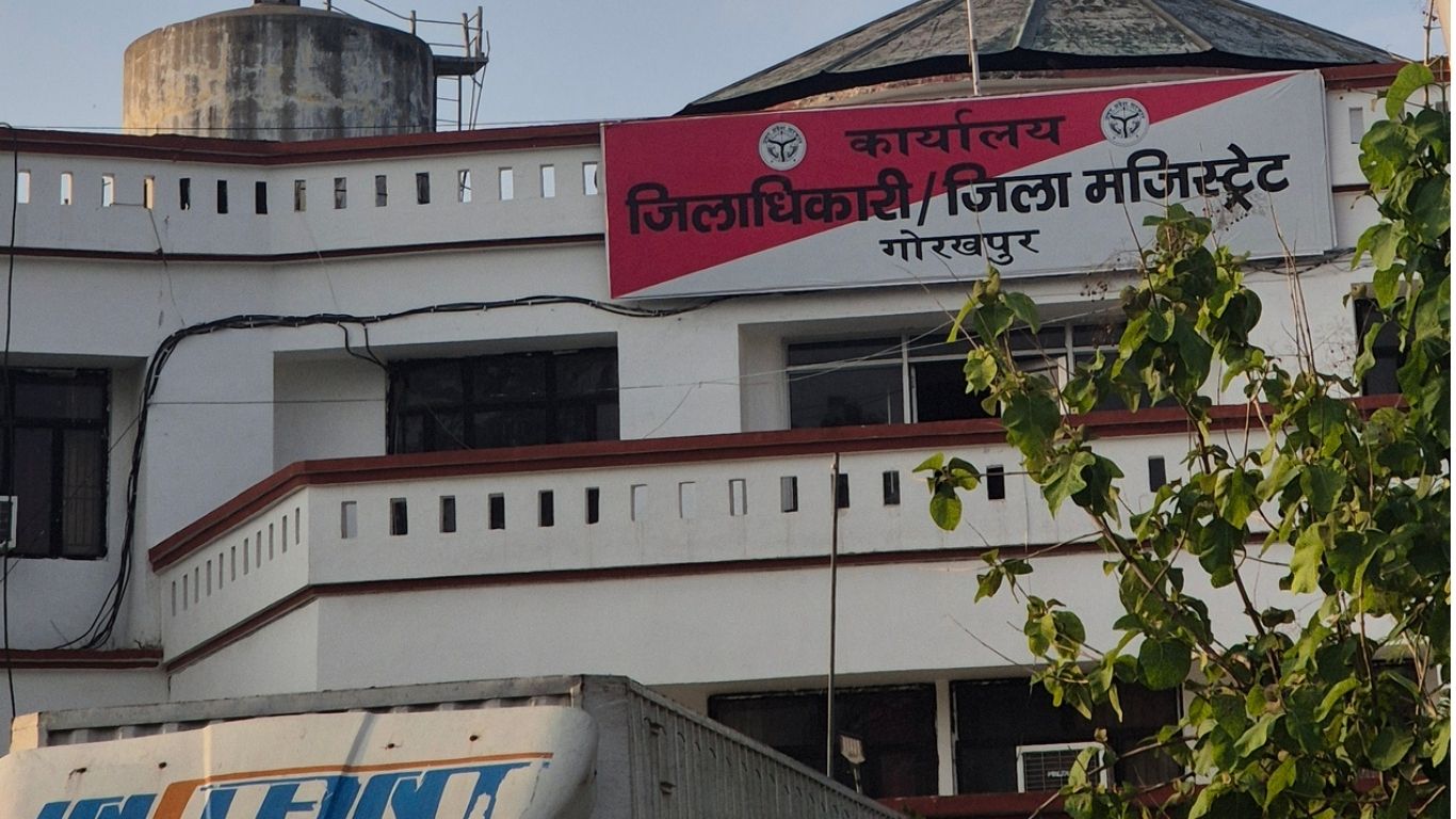 Dynamite News ने उठाया मुद्दा, फिर प्रशासन ने दिखाया एक्शन; फिर डीएम परिसर कि बदल गई तस्वीर