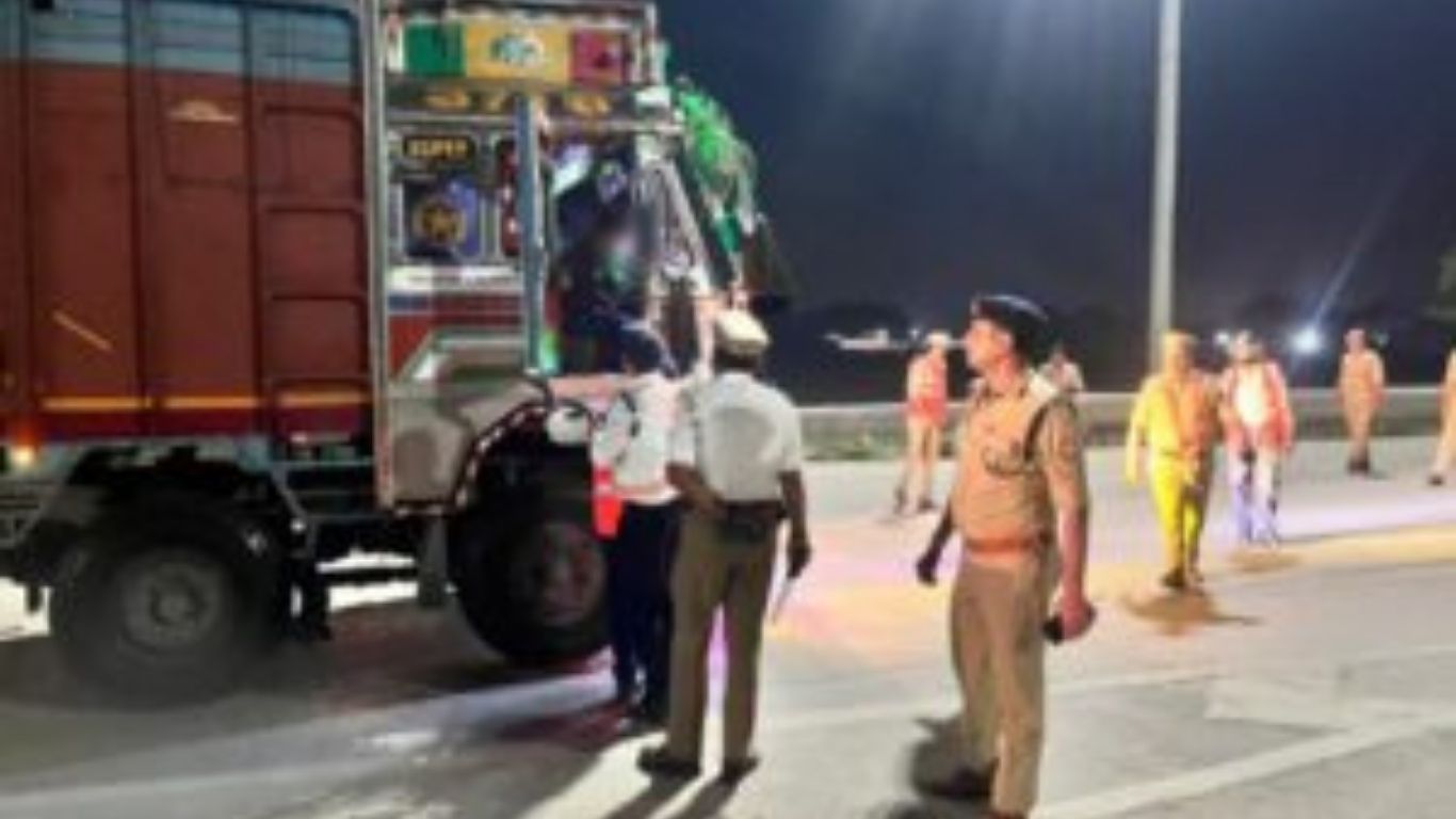 Gorakhpur News: हाइवे पर ट्रैफिक पुलिस का बड़ा एक्शन: 70 शराबी चालक धराए, 1085 वाहनों की जांच से मचा हड़कंप