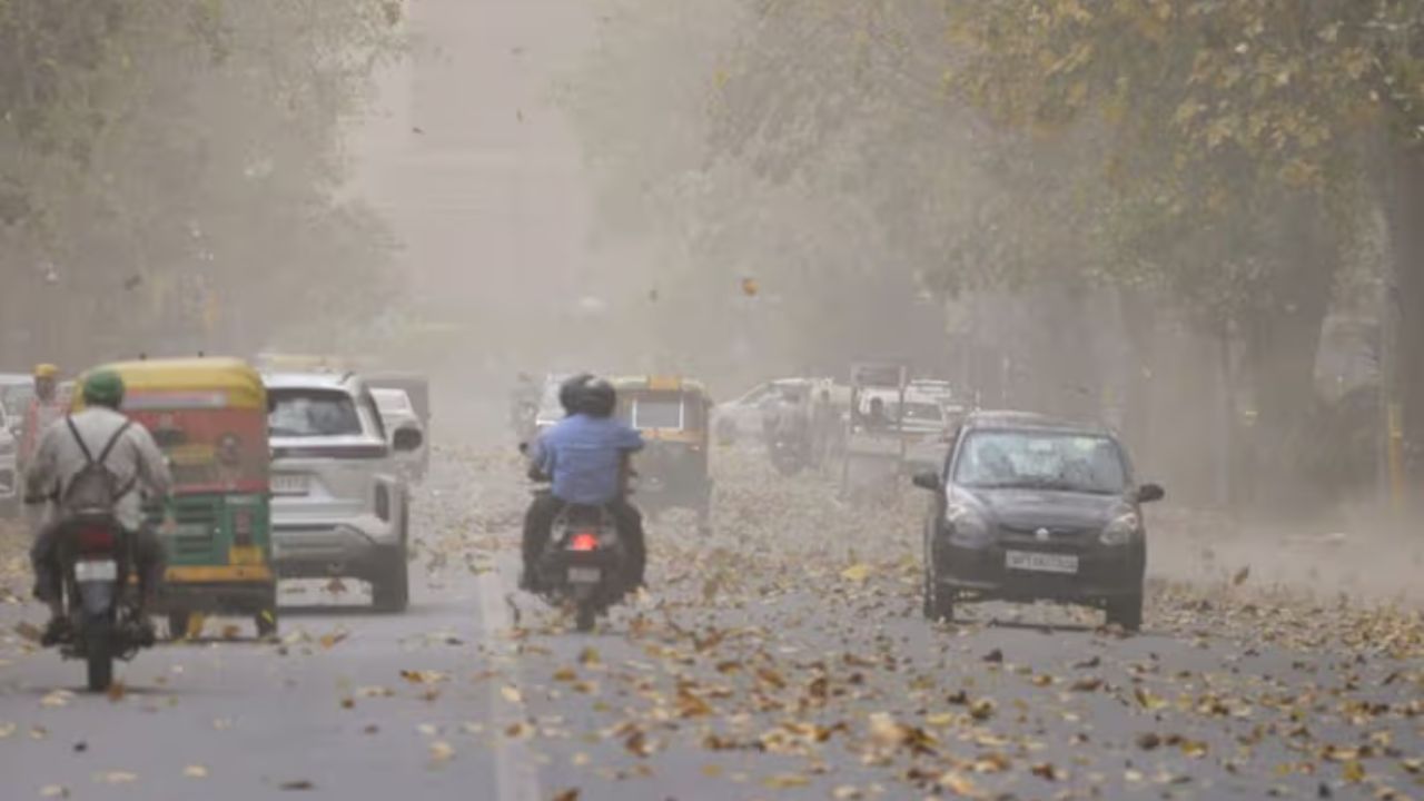 40 घंटे से अंधेरे में हमीरपुर! आंधी-तूफान के बाद बिजली-पानी संकट से फूटा लोगों का गुस्सा, हाईवे जाम