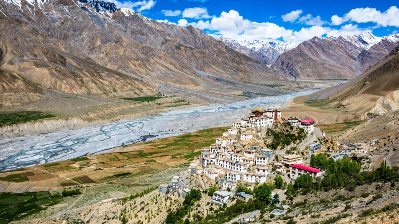 स्पीति घाटी: हिमाचल प्रदेश में स्थित स्पीति घाटी को 'कोल्ड डिजर्ट' (ठंडा रेगिस्तान) कहा जाता है। यहां के आसमान छूते बर्फ से ढके पहाड़, बेहद शांत वातावरण और बर्फीली हवाएं पर्यटकों को एक बिल्कुल अलग और अनोखा अहसास कराती हैं। स्पीति की यात्रा के दौरान कुंजुम पास और प्राचीन चंद्रताल झील जैसी जगहें इसकी प्राकृतिक खूबसूरती में चार चांद लगा देती हैं। (Img- Internet)