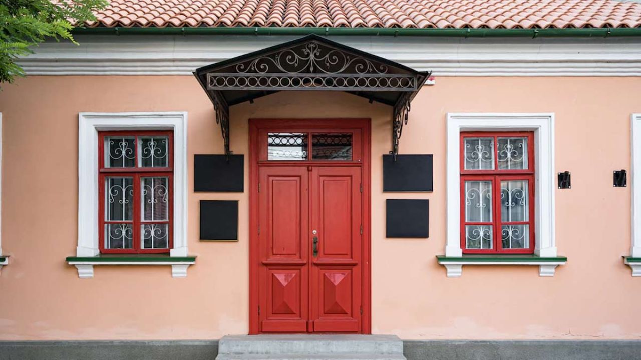 Vastu Tips For Home: घर के दरवाजों की ये अनदेखी आदतें बदल सकती हैं आपकी खुशहाली, जानें कैसे…..