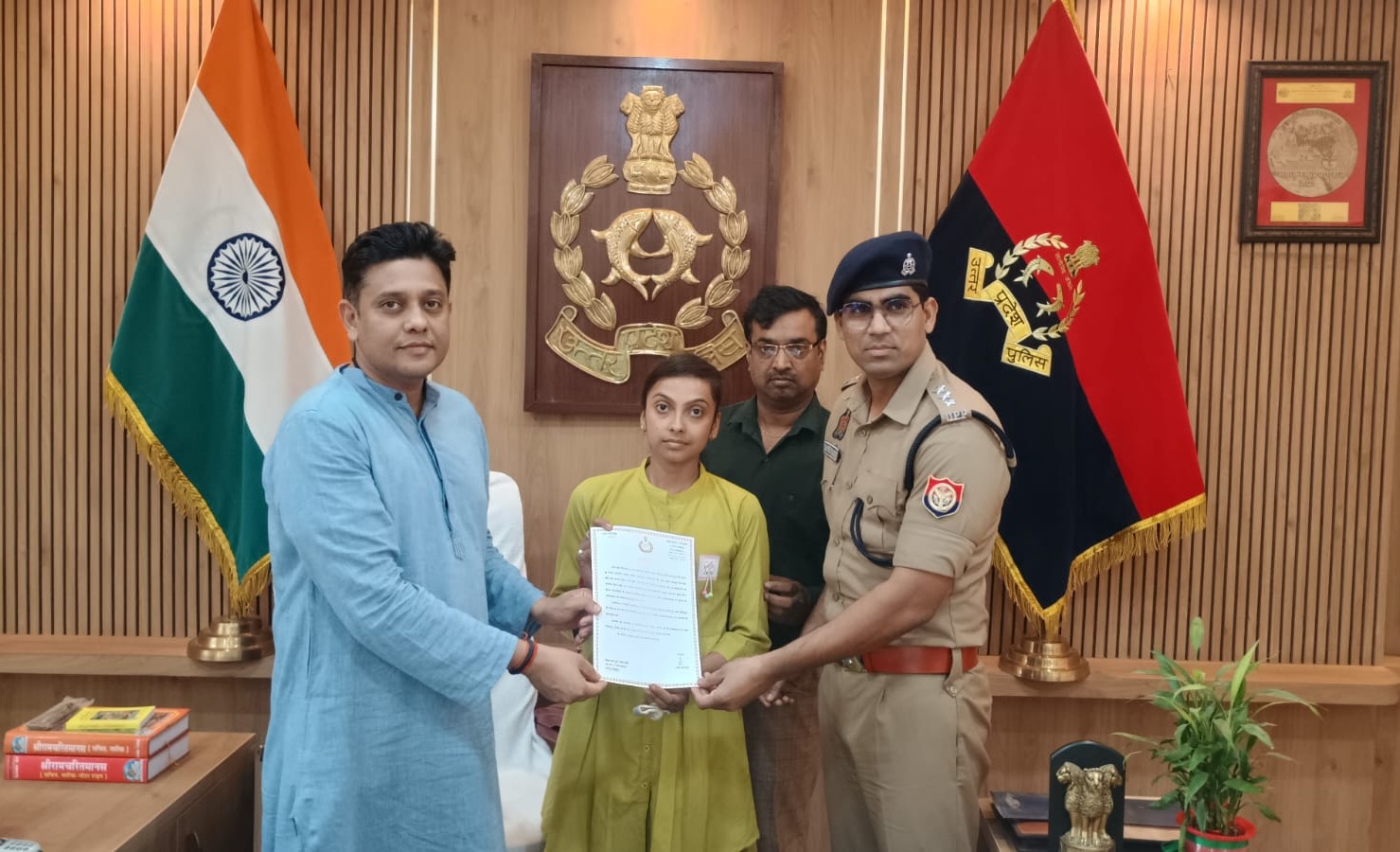 Gorakhpur: लुटेरों को पस्त करने वाली बेटी को SSP ने ऐसा क्या दिया कि परिजनों का सिर गर्व से ऊंचा हो गया
