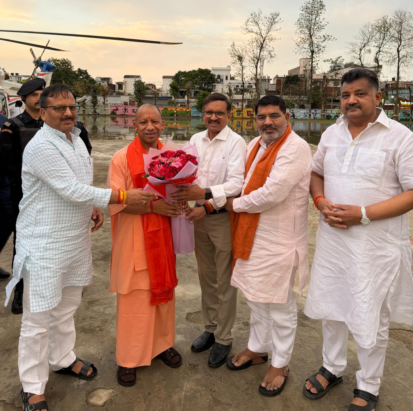 Gorakhpur News : पश्चिम बंगाल की जीत का असर गोरखपुर तक, सीएम के स्वागत में उमड़ा जनसैलाब
