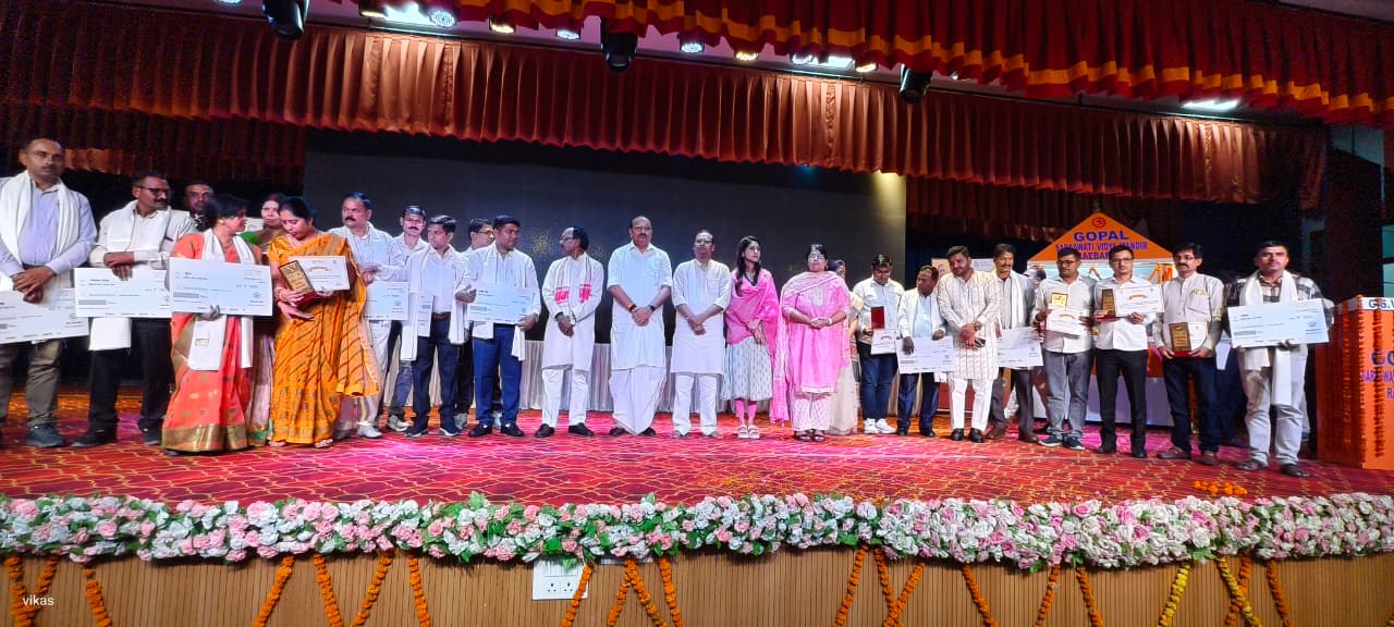 Raebareli News: मानदेय बढ़ने पर खिले शिक्षामित्रों के चेहरे; जनपद स्तरीय समारोह में 16 को मिले डमी चेक, 39 हुए सम्मानित