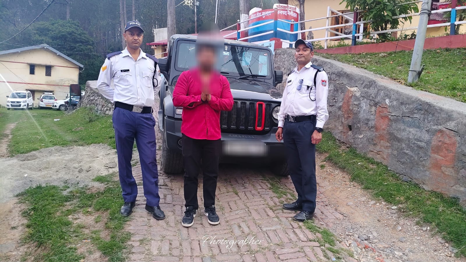 कैची धाम मार्ग पर बोनट पर बैठाकर थार दौड़ाई, जानलेवा स्टंट का वीडियो वायरल होने पर पुलिस की सख्त कार्रवाई