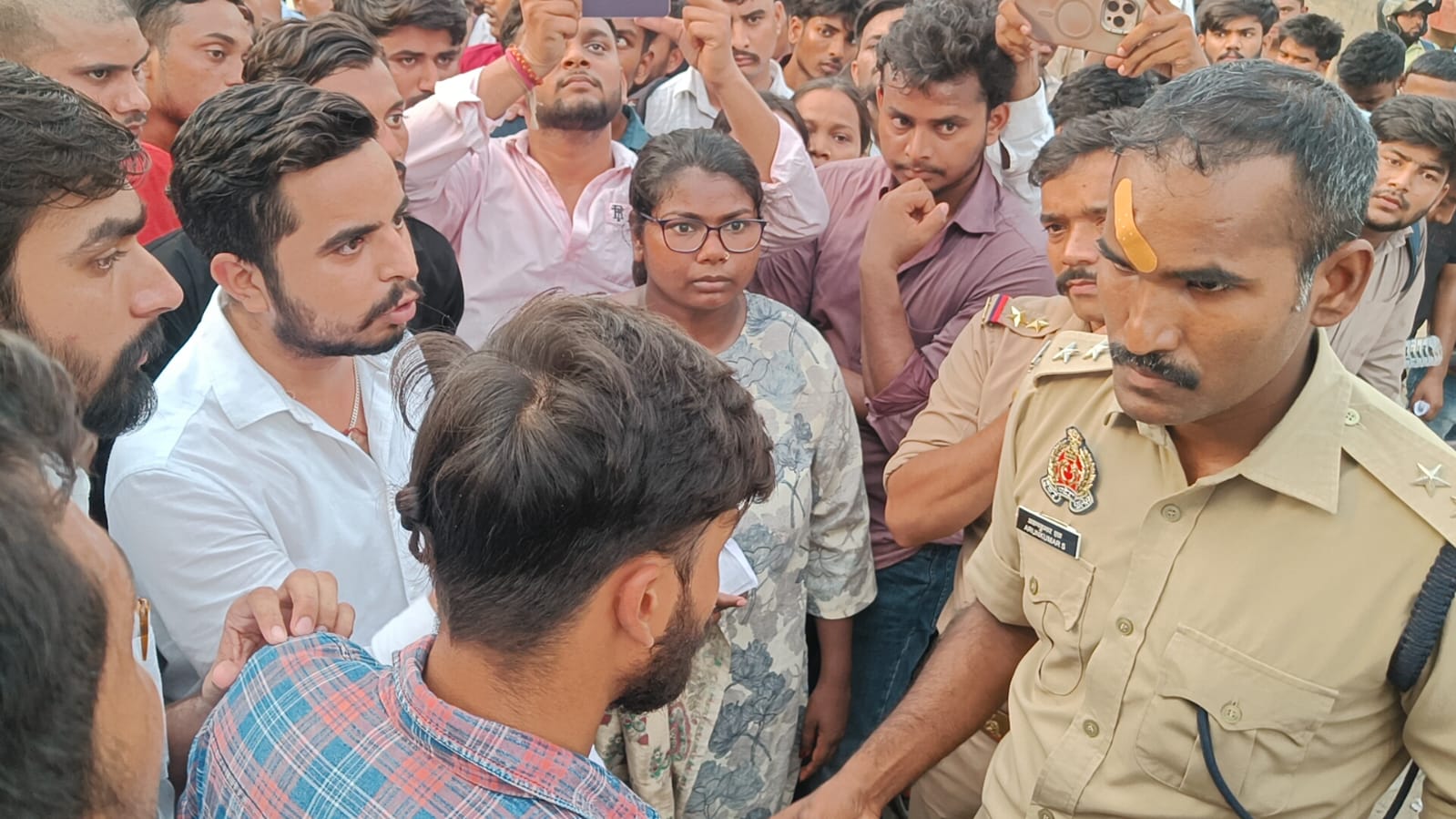 SSC GD परीक्षा में अव्यवस्था: 250 सीटों पर बुलाए 500 अभ्यर्थी, केंद्र के बाहर फूटा छात्रों का गुस्सा हुआ हंगामा