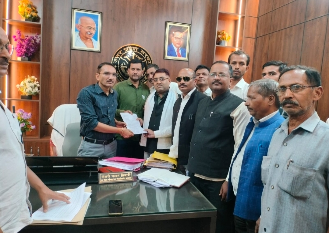गोरखपुर में फैक्ट्री प्रदूषण और बेरोजगारी के खिलाफ अधिवक्ताओं का प्रदर्शन