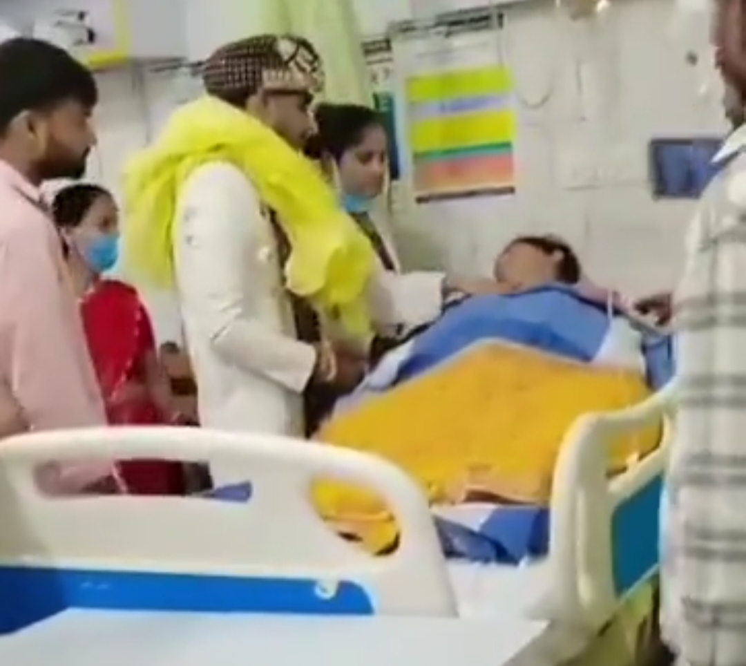 Gorakhpur: ICU में मंत्रोच्चार और सिंदूर से हुई अनोखी शादी, परिवार और स्टाफ भी हुए भावुक