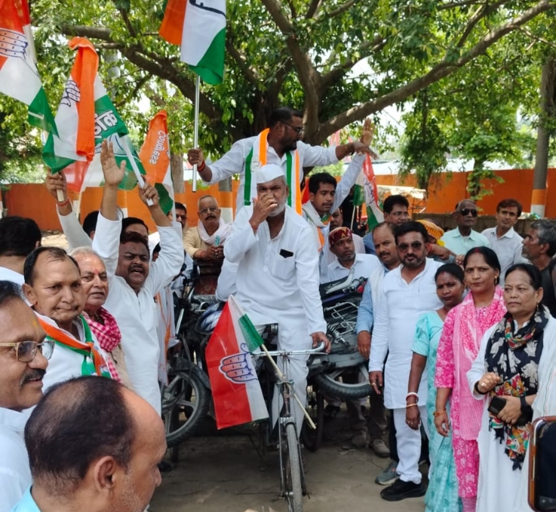 गोरखपुर: महंगाई और पेपर लीक के खिलाफ कांग्रेस का अनोखा प्रदर्शन, रिक्शे पर बाइक रखकर किया विरोध