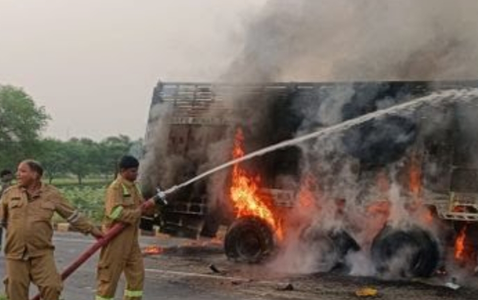 गोरखपुर में भीषण सड़क हादसा: ट्रक-डंपर की टक्कर के बाद लगी आग, जिंदा जले चालक और क्लीनर