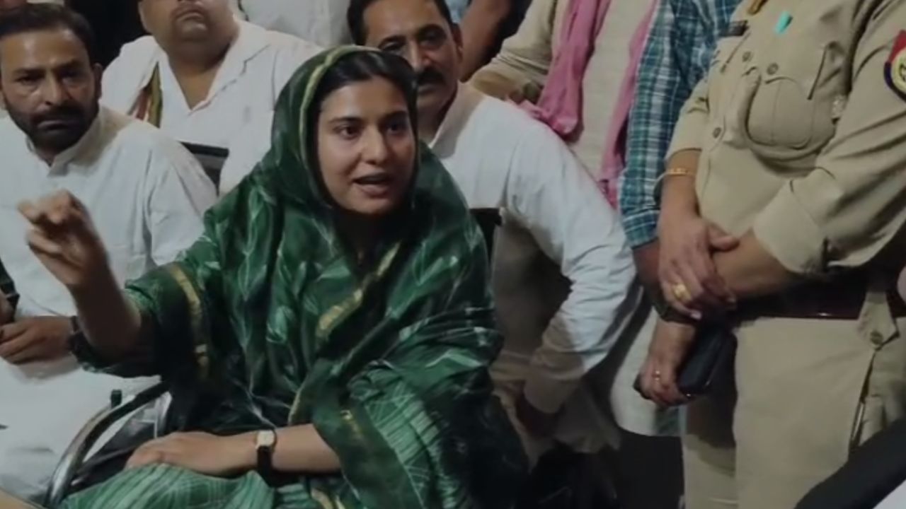 “गोली मार दो या फांसी दे दो”… थाने में इकरा हसन के तेवर गरम, धरने पर बैठीं